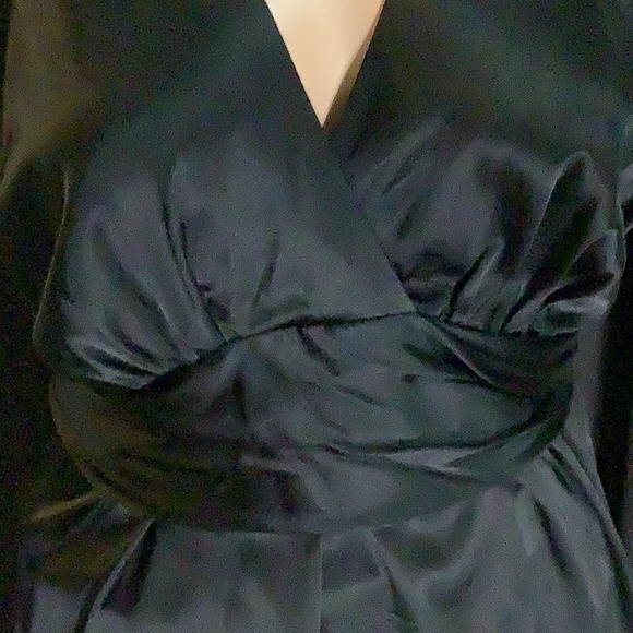 Beautiful medium size satin top with belt - Picture 2 of 5